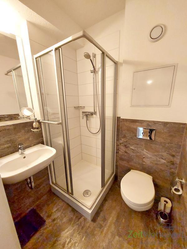 kleines Bad mit Dusche