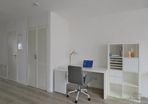 Schreibtisch und Wandschrank