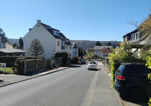 Bushaltestelle hinter dem Haus