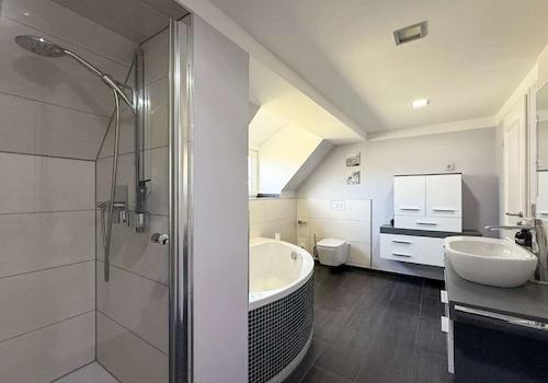 1. OG - Master-Badezimmer 