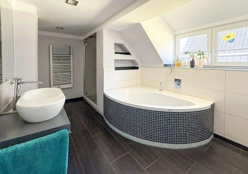 1. OG - Wanne und Dusche 