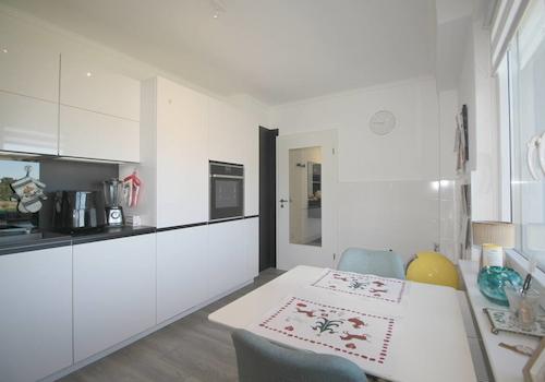 EBK aus Perspektive zum Flur