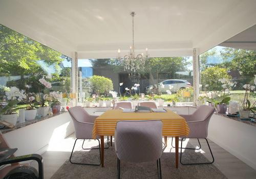 Repräsentativer Wintergarten als Auge in den Garten