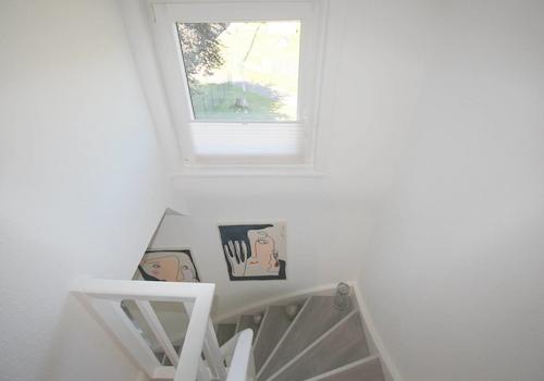 DG-Treppenfenster und Blick auf die Zufahrt