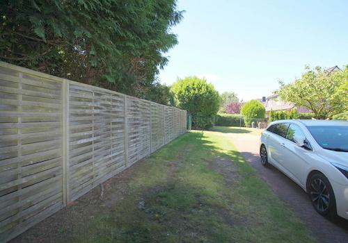 Zufahrt zum Carport mit PKW-Stellplätzen