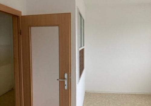 Wohnzimmer mit Blick auf Durchreiche