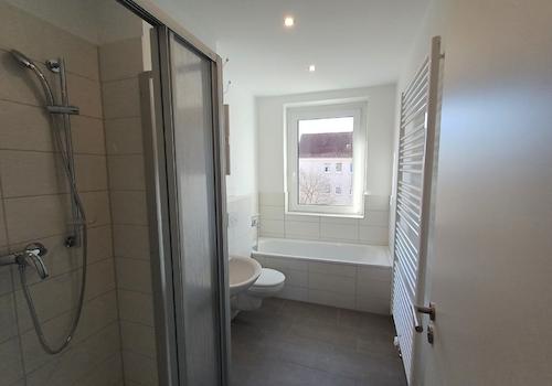 Tageslichtbad mit Wanne und Dusche