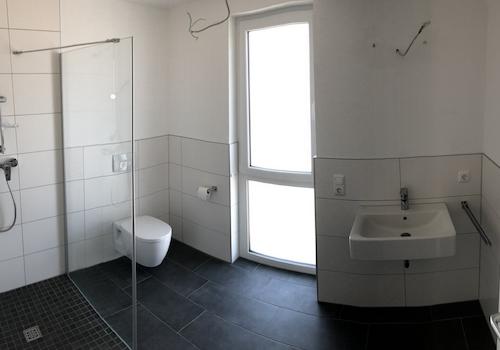 Bad mit Dusche und WC