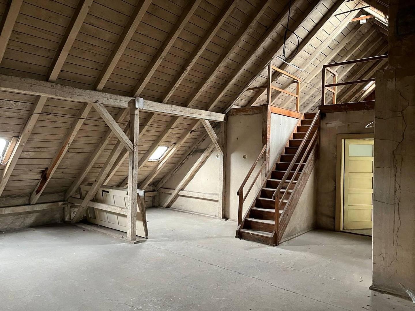 Großer Dachbodenraum