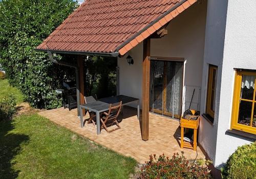 schöne überdachte Terrasse