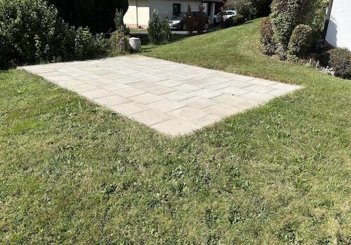 befestigter Freisitz hinter dem Haus