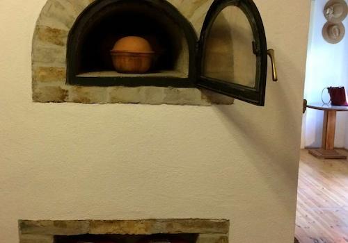 Apartment - oven in the kitchen for cooking (additional to gas stove)