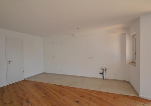 Offene Küche mit Abstellkammer