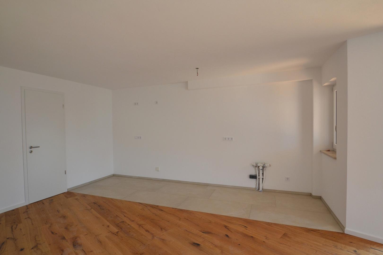 Offene Küche mit Abstellkammer