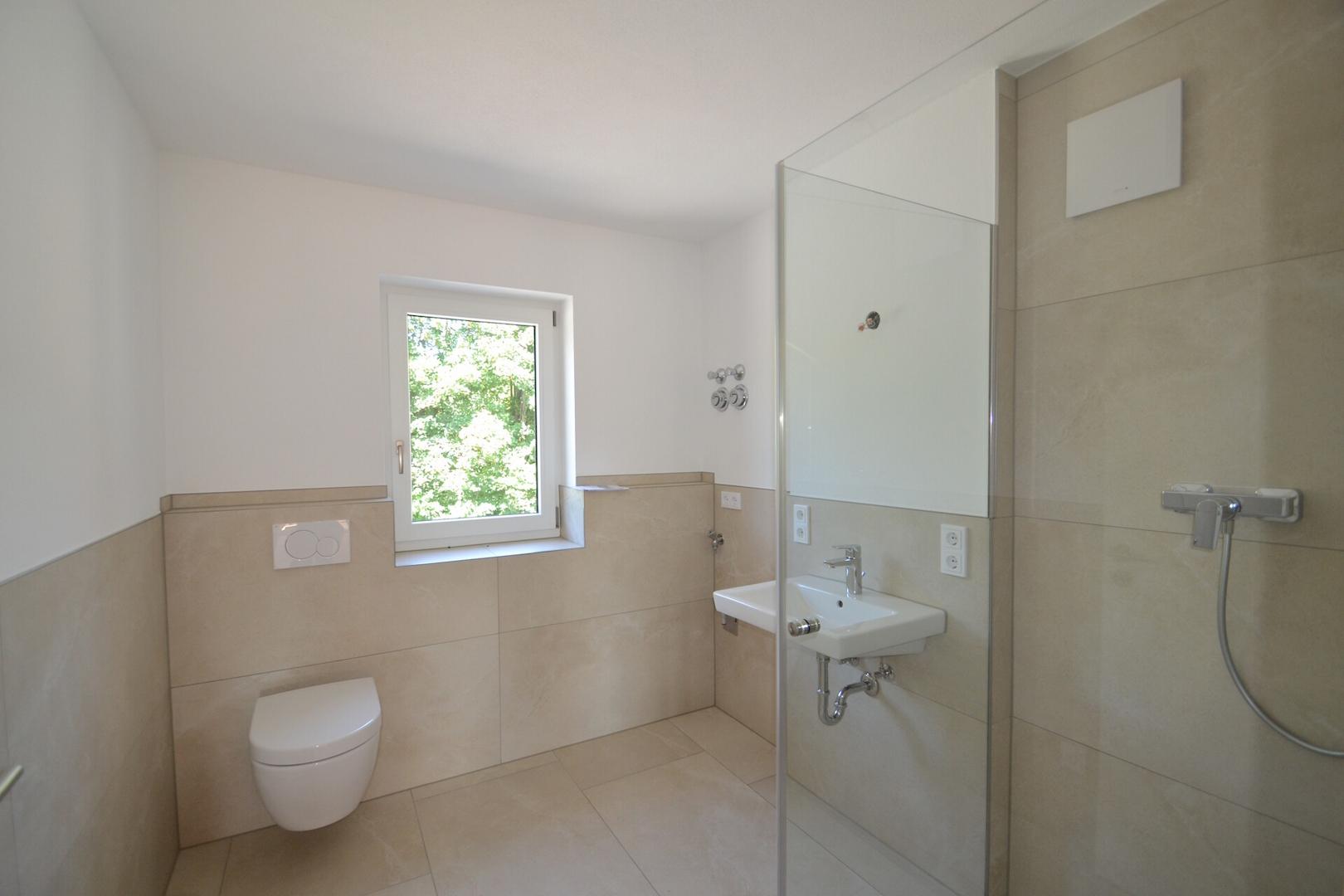 Tageslichtbadezimmer mit bodengleicher Dusche und WAMA-Anschluss