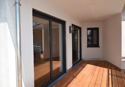 Geschützter und überdachter Südbalkon mit Bergblick