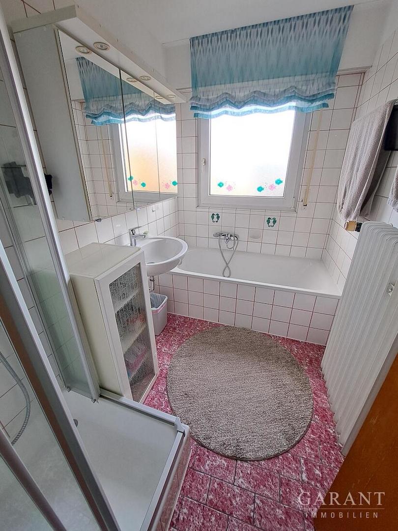 Badewanne und Dusche