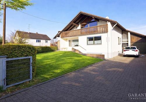 Vorderansicht im Frühling