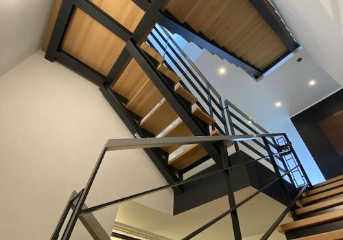 Treppe vom Keller nach oben fotografiert