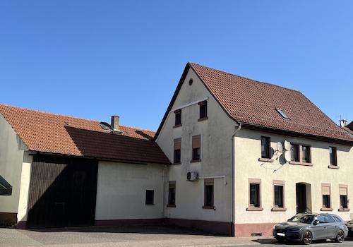 Straßenansicht von links