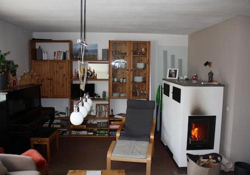 Wohnzimmer mit Holzofen
