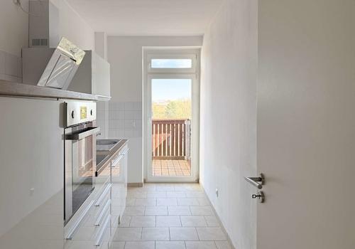 Küche mit Zugang zum Balkon