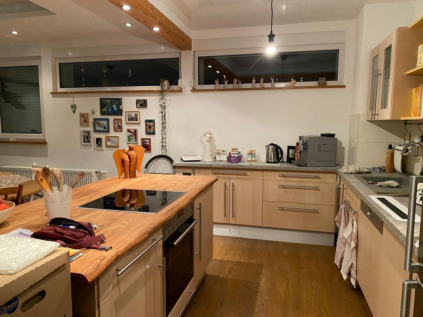 Einbauküche mit Kochinsel