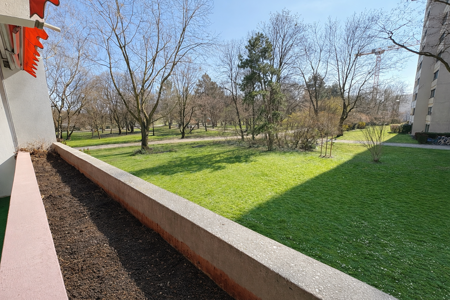 Balkon mit Blick in Park