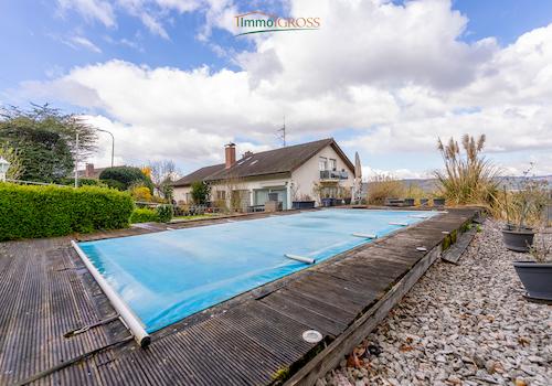 Pool mit Platz für Liegestühle