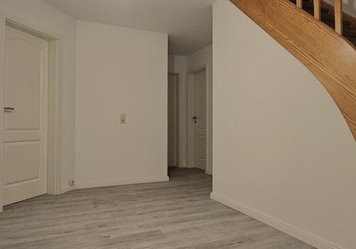 mit Treppe nach oben