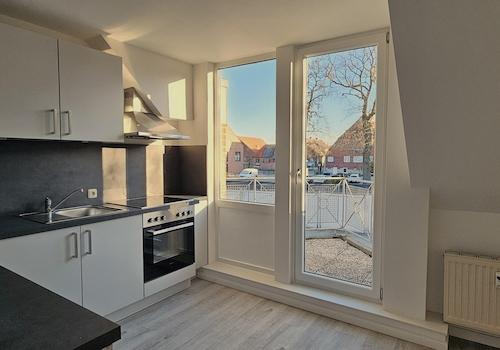 Einbauküche mit Esstisch-Platz