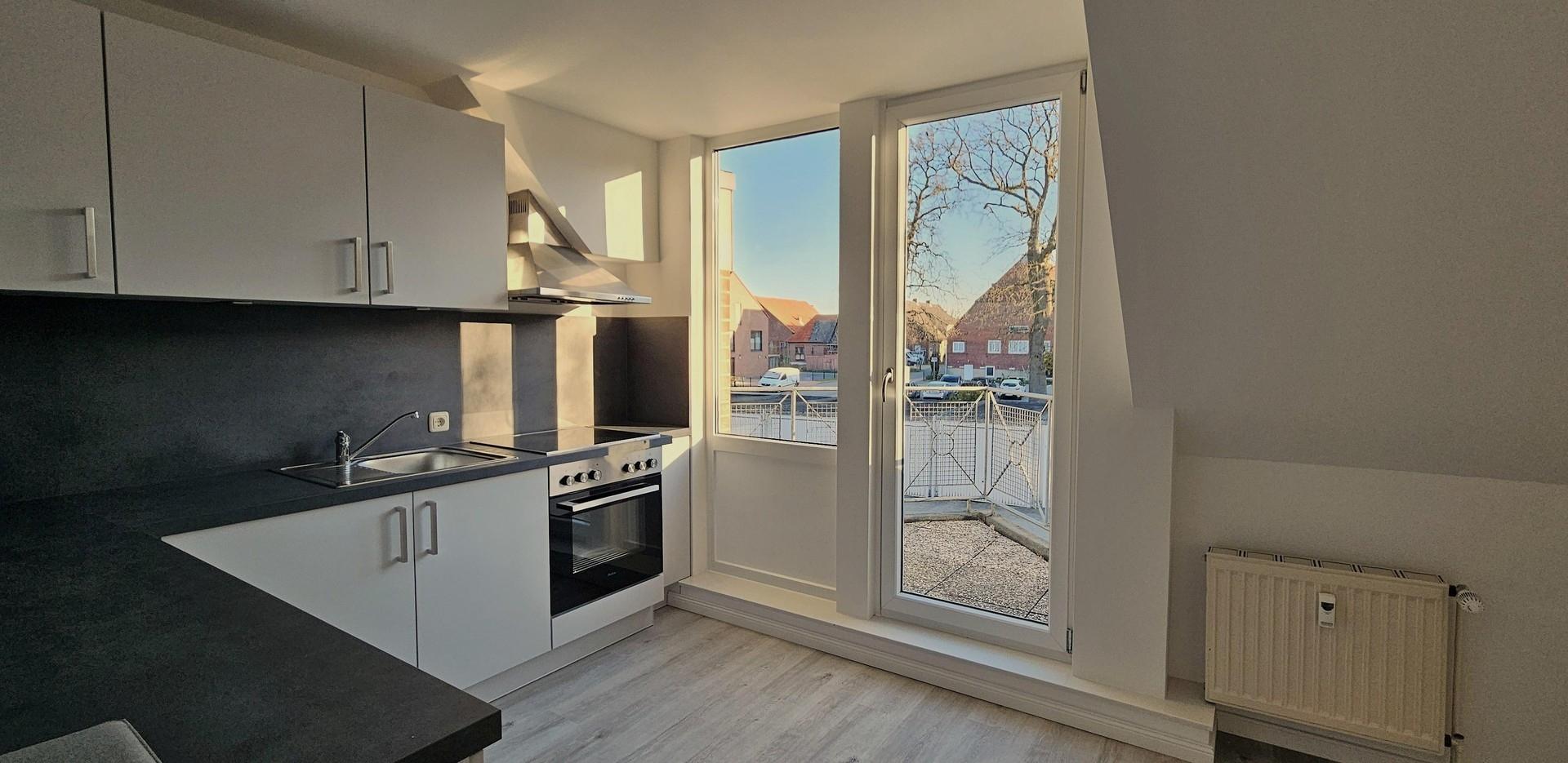 Einbauküche mit Esstisch-Platz