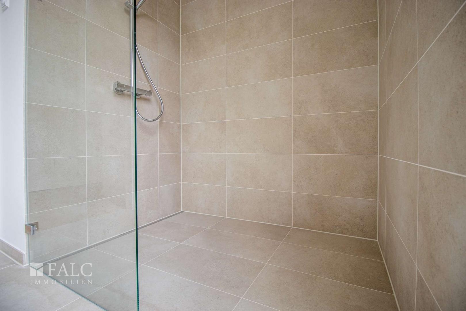 Mit ebenerdiger Dusche