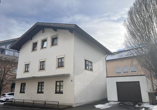 Das Haus strassenseitig