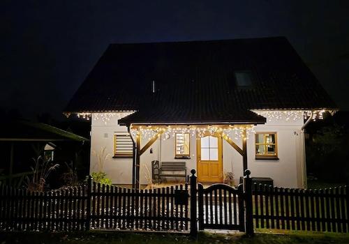 Vorderansicht bei Nacht
