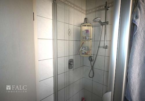 Badezimmer mit Dusche