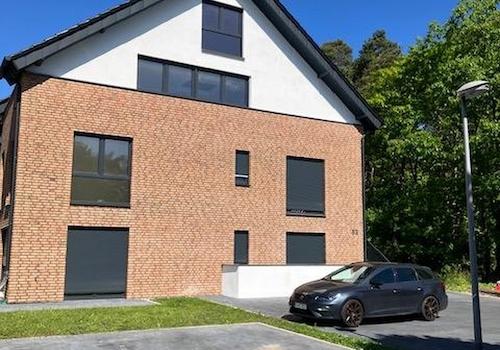 Ansicht Straße vorn/Parkplätze