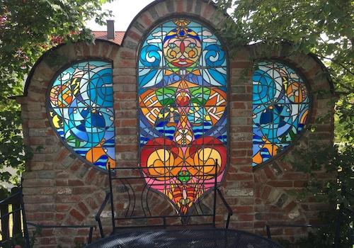 Glasfenster im Garten