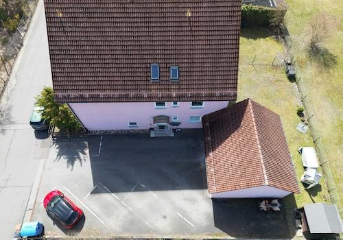 Außenstellplatz und Garage