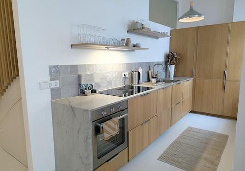 Küche mit Natursteinplatte