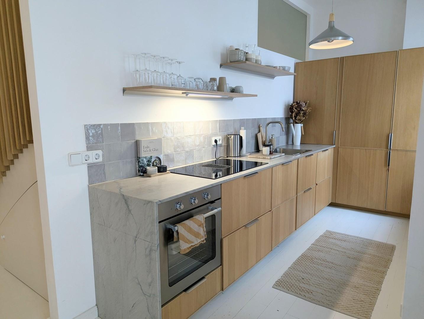 Küche mit Natursteinplatte