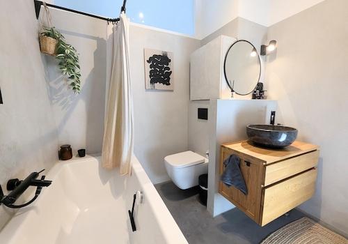 Badezimmer mit Badewanne