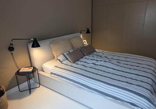 mit Einbauschränken