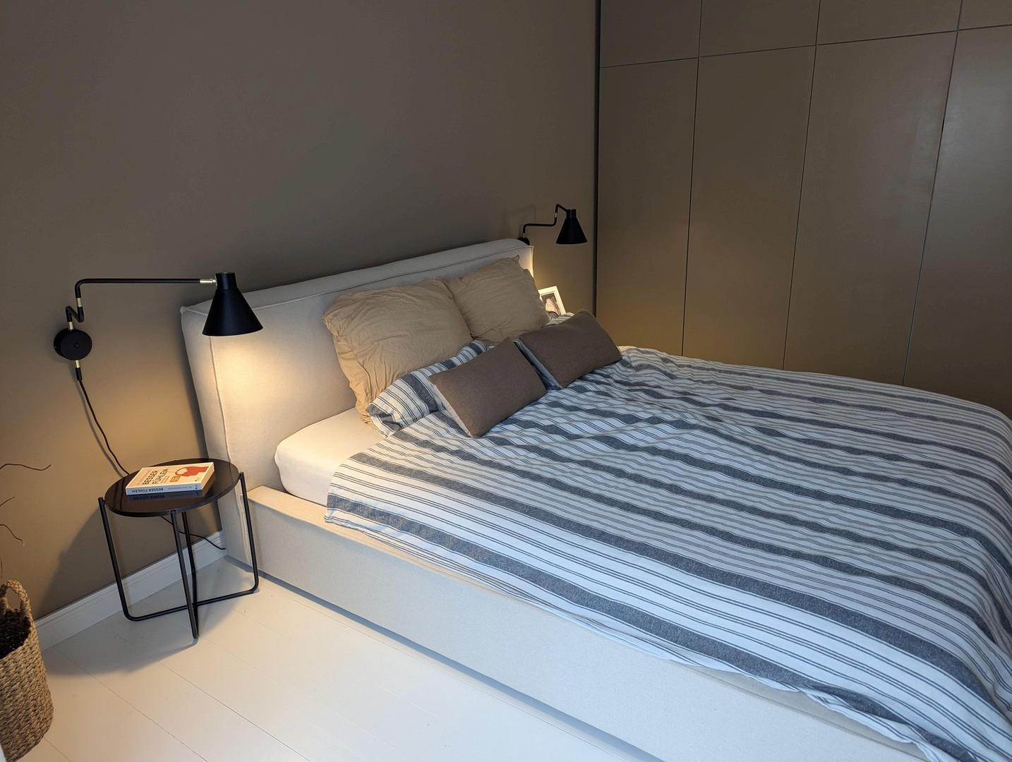 mit Einbauschränken