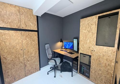 mit Schränken und Schreibtisch