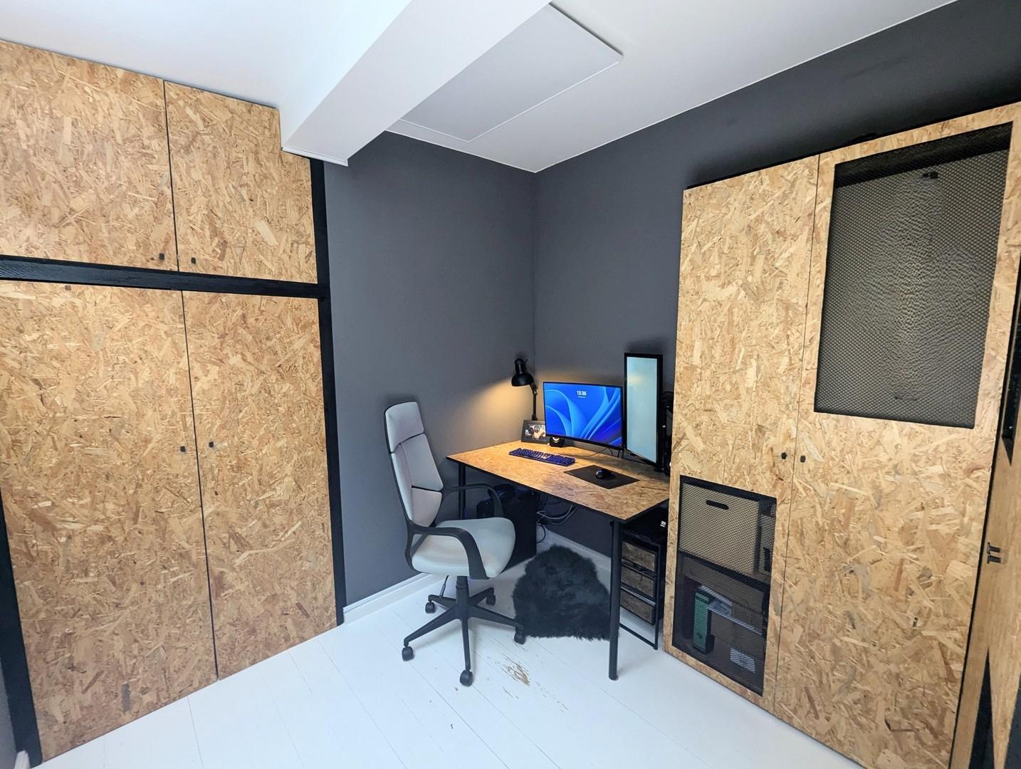 mit Schränken und Schreibtisch