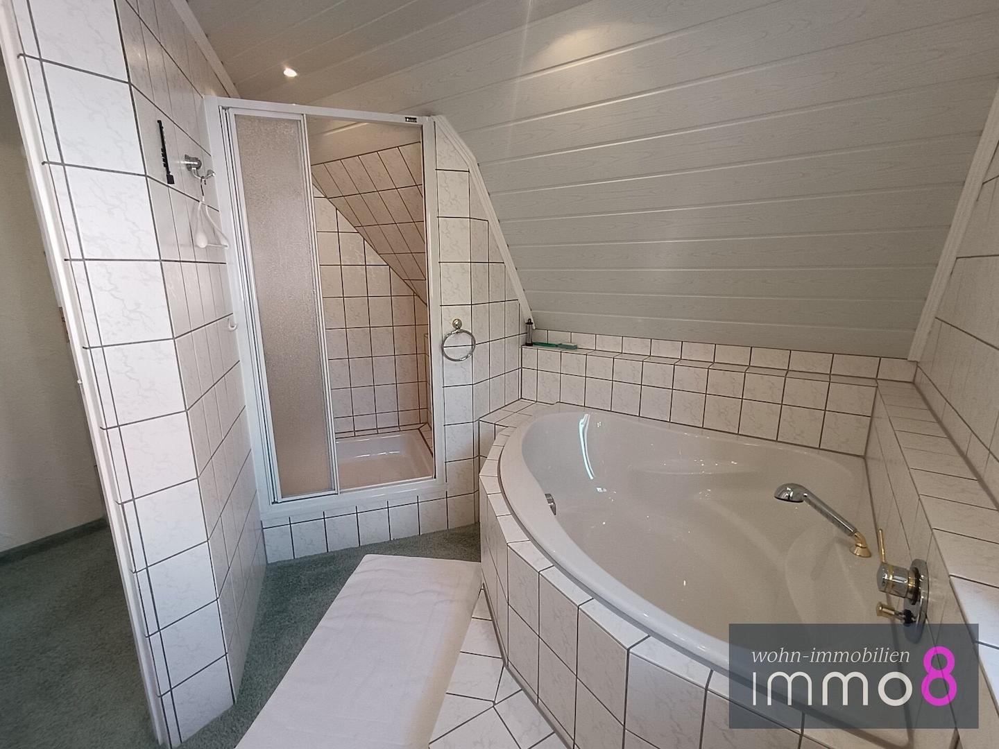 Badezimmer mit Eckbadewanne und Dusche