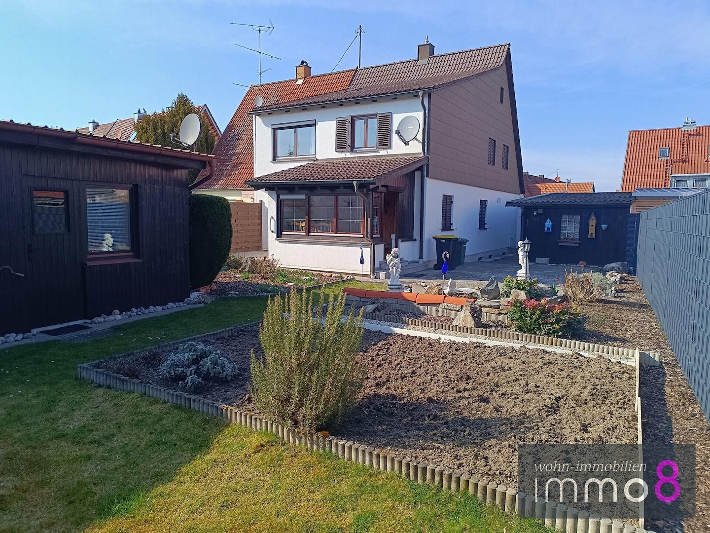 Blick vom Garten auf das Haus