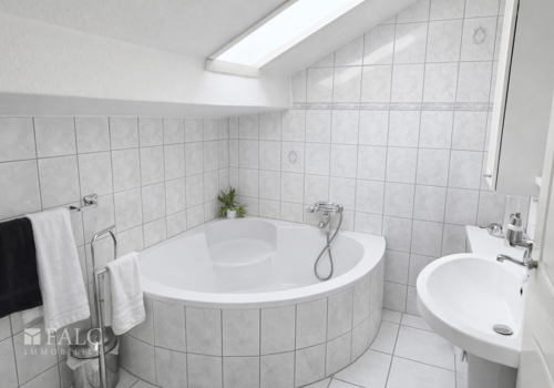 Badezimmer mit Badewanne oben