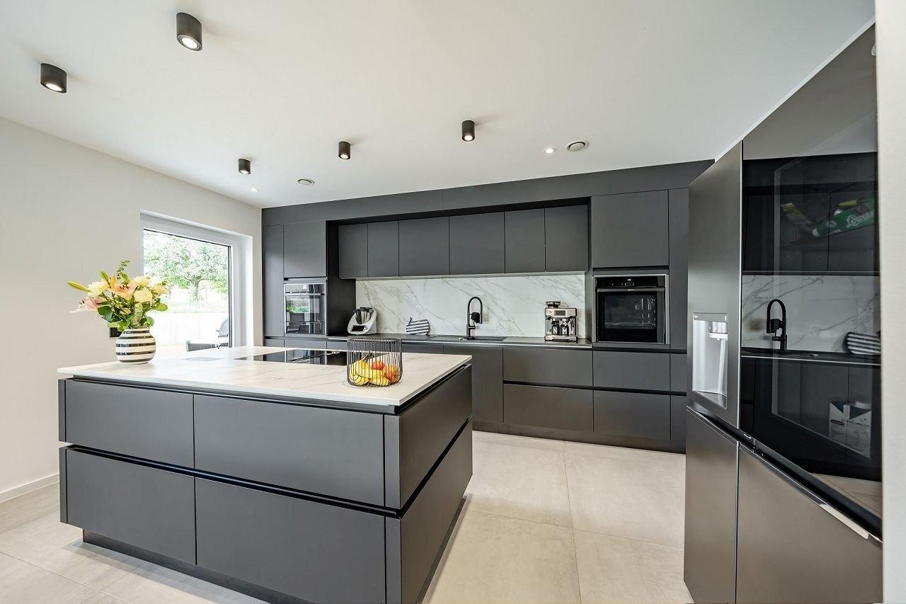 exclusive-stadtvilla-bauhausstil-kueche